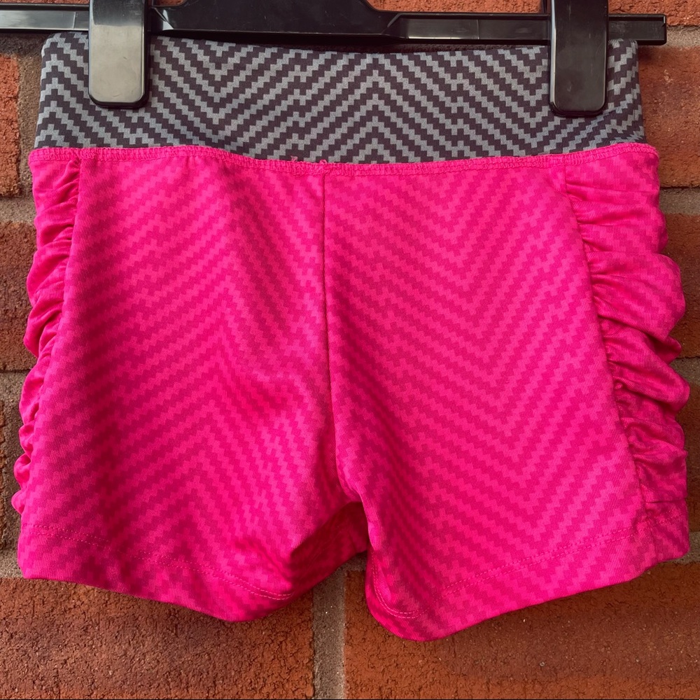 Reebok Ruched Sides Geometric Pattern Pink Shorts - Picture 2 of 7